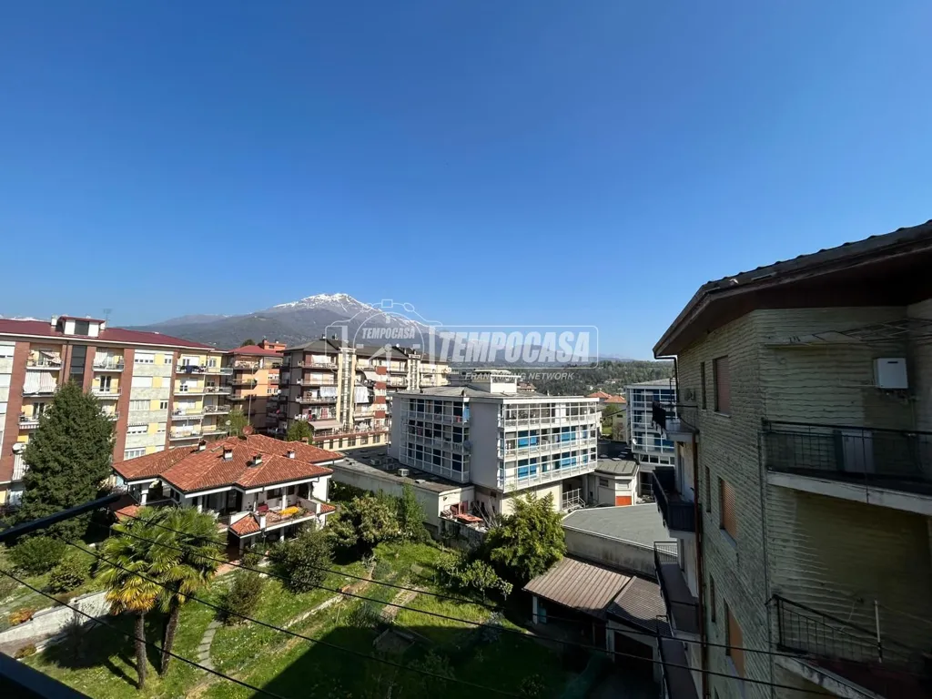 Rõdu - Top Floor Flat with Terrace in Cuorgnè
