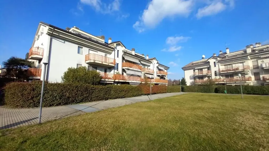 Aed - Top-Floor Flat with Balconies in Vittuone