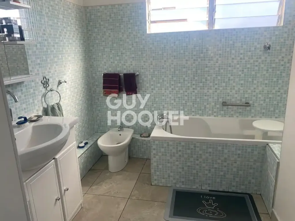 Bagni - 3-Bedroom Apartment with Parking in Sainte-Clotilde