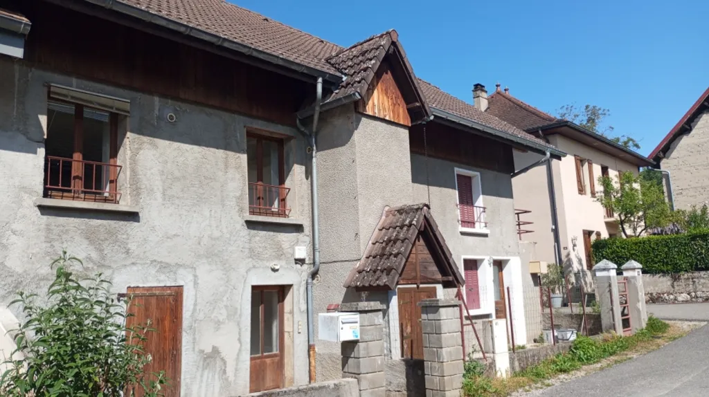 Extérieur - Maison en 2 Logements avec Cour à Yenne