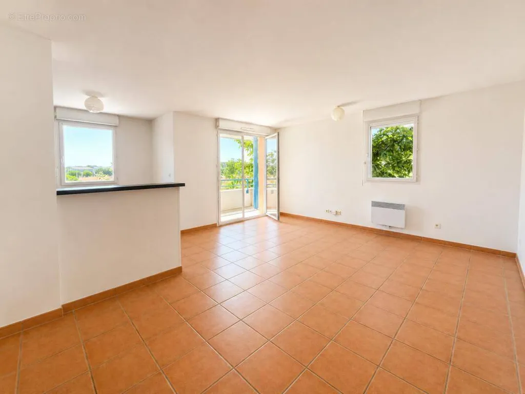 Séjour - Appartement Lumineux avec Balcon, Proche Collège