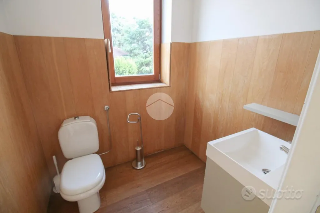Bathrooms - Warehouse with Two Levels in Fontanella