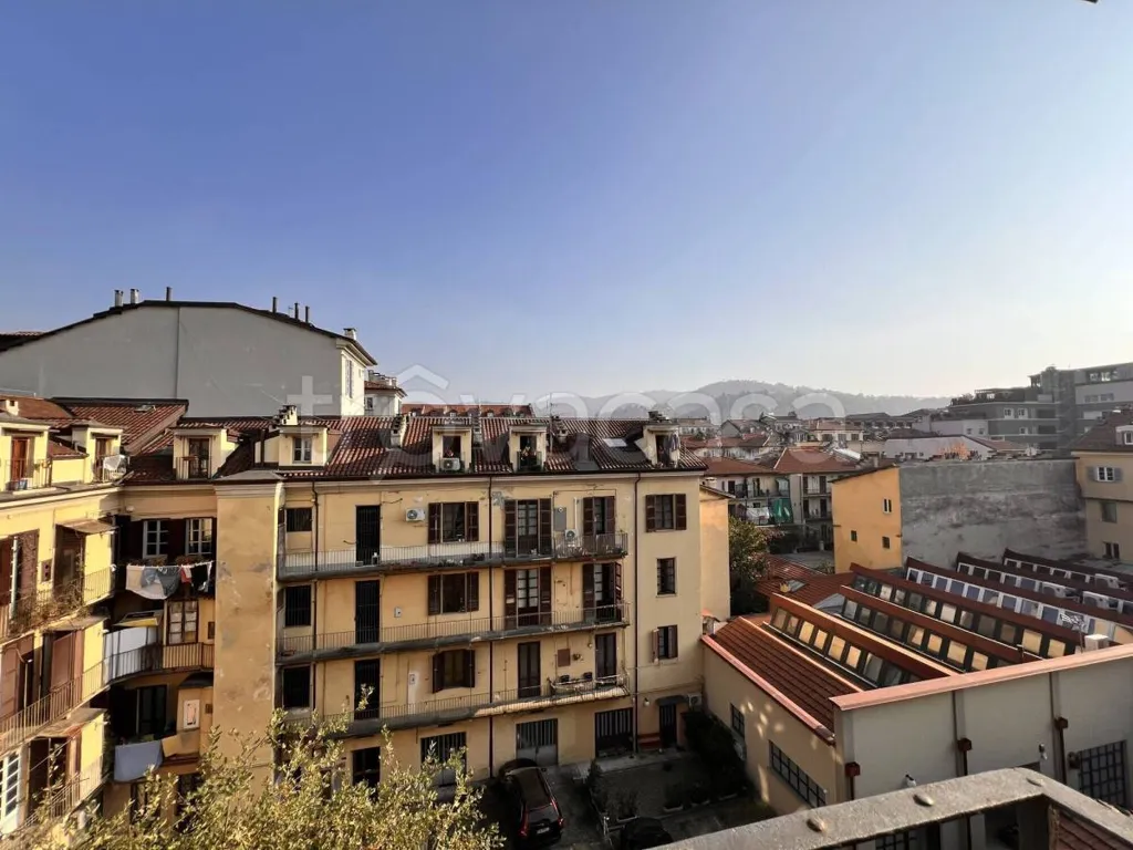 Terrazza - Mansarda ristrutturata con balcone a Torino
