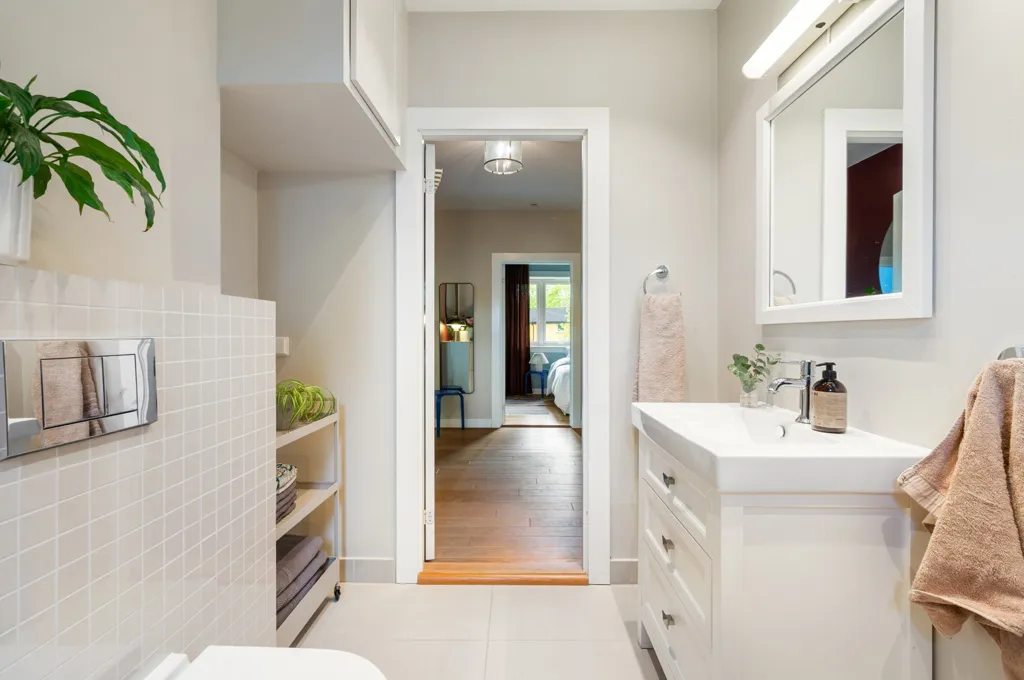 Vannitoad - 3-Bed Apartment with South-Facing Balcony in Lille Ekeberg