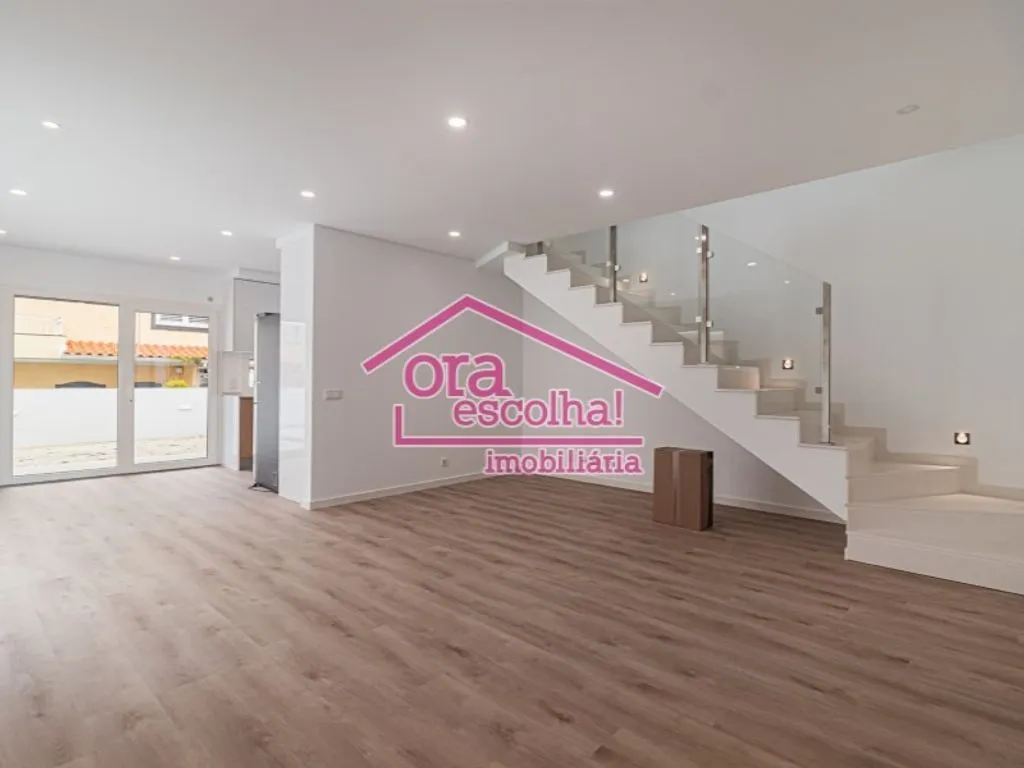 Pièces - Luxury Semidetached House with Pérgola in Seixal