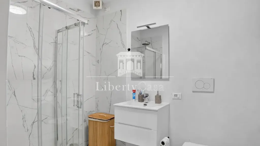 Bathrooms - Rustic Lake View Apartment in Salò