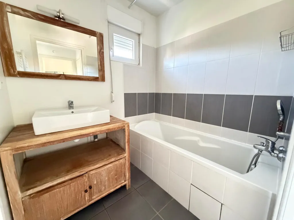 Bathrooms - Bright T3 Apartment with Terrace in Pertuis