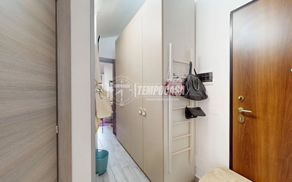 Entrée - Rear-Converted Apartment with Balcony in Turin