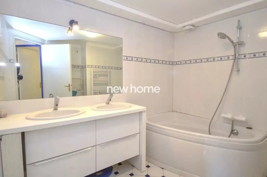 Salles de bain - Villa Luxueuse avec Vue Mer à Saint-Aygulf