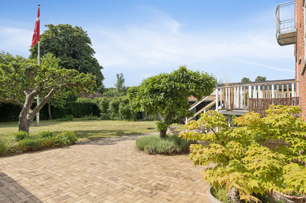 Jardin - Classical Villa with Architect-Designed Garden in Odense