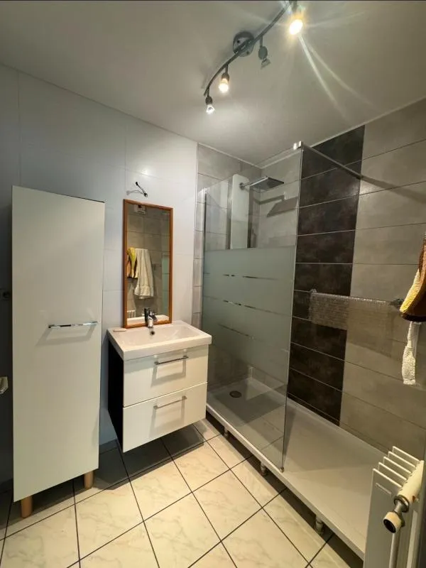 Salles de bain - Appartement avec Balcon et Garage au Centre de Bourg-en-Bresse