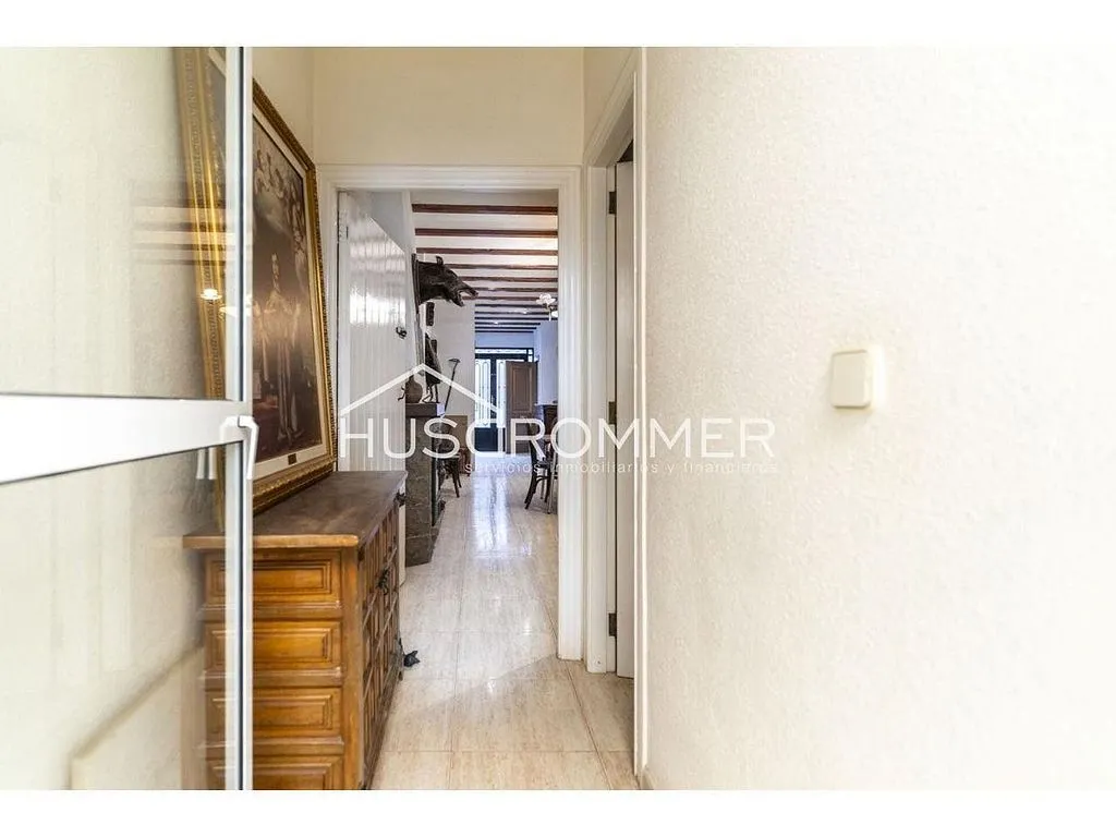 Esik - Dual-Unit Property with Central Location in Vila-real