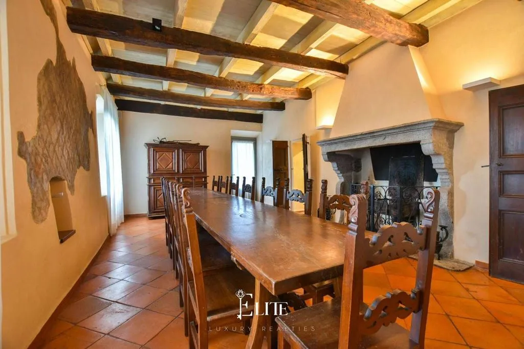 Söögituba - Historic Villa with Private Garden in Azzate