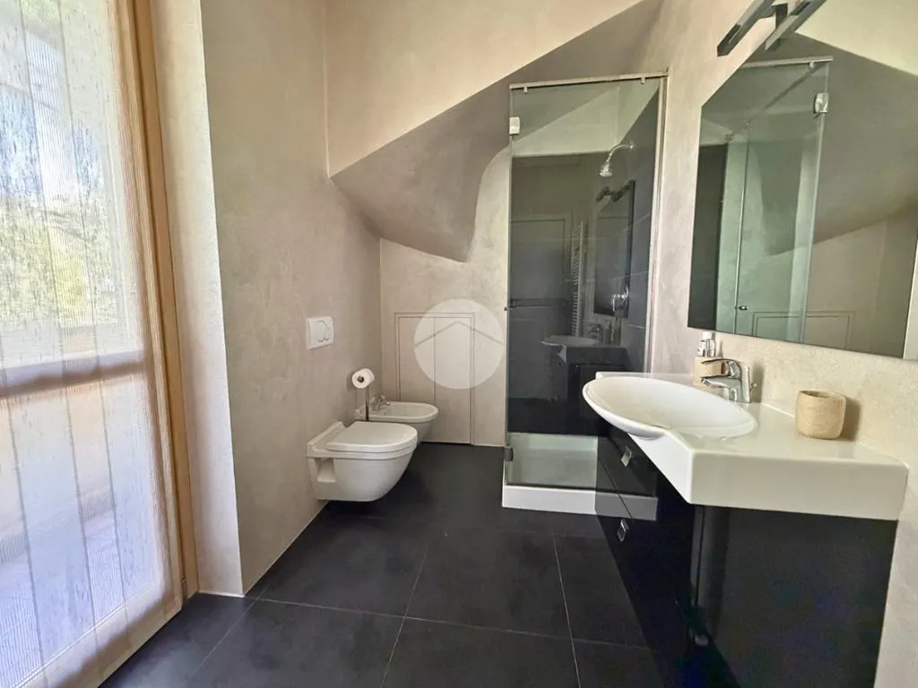 Salles de bain - Refined Two-Level Apartment with Lake View in Sarnico