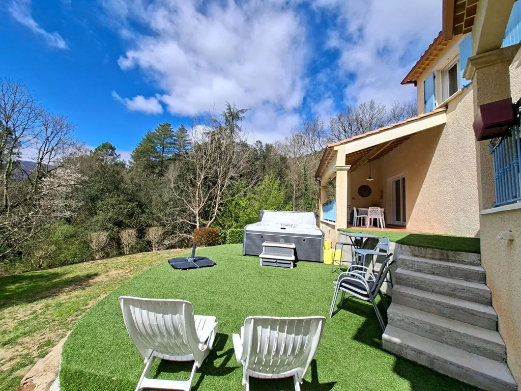 Terrasse - Villa Contemporaine avec Vue Dégagée à Sénéchas