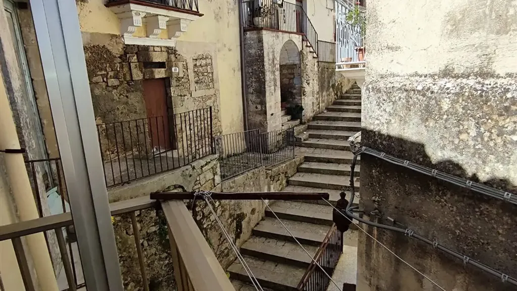 Toad - Rustic Cottage to Renovate in Ragusa Ibla