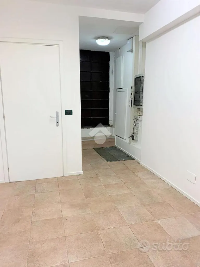 Entrée - Commercial Space with Vitrine in Treviso Centre