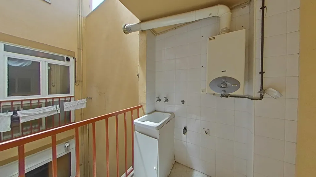 Bathrooms - Family-orientated Flat near Blanes Centre