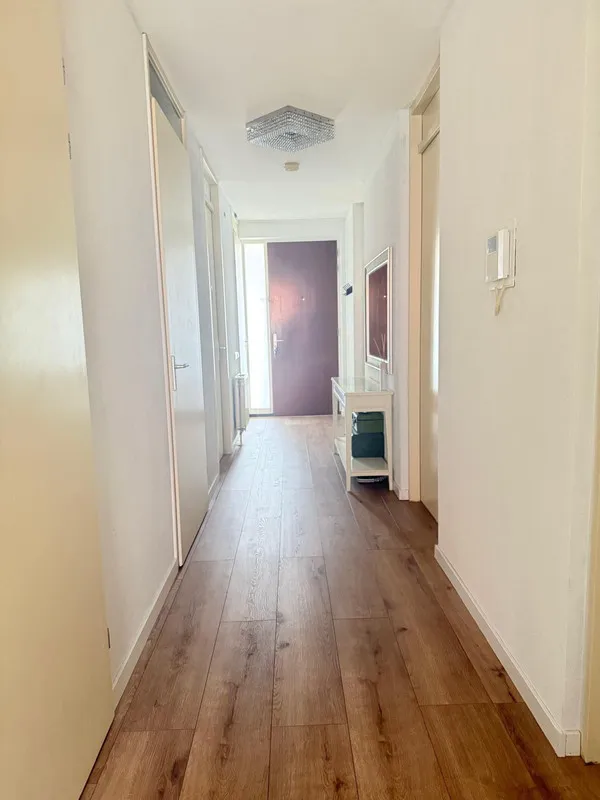 Esik - Spacious Flat with Balcony in IJsselmonde