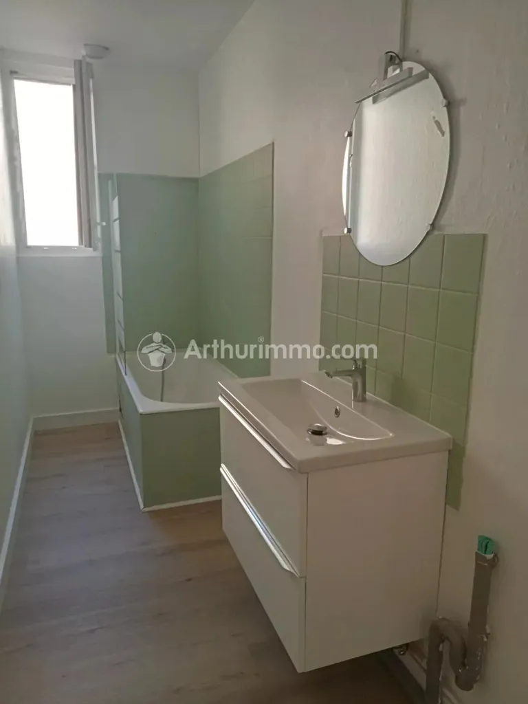 Salles de bain - Appartement Lumineux 2 Chambres à Briatexte