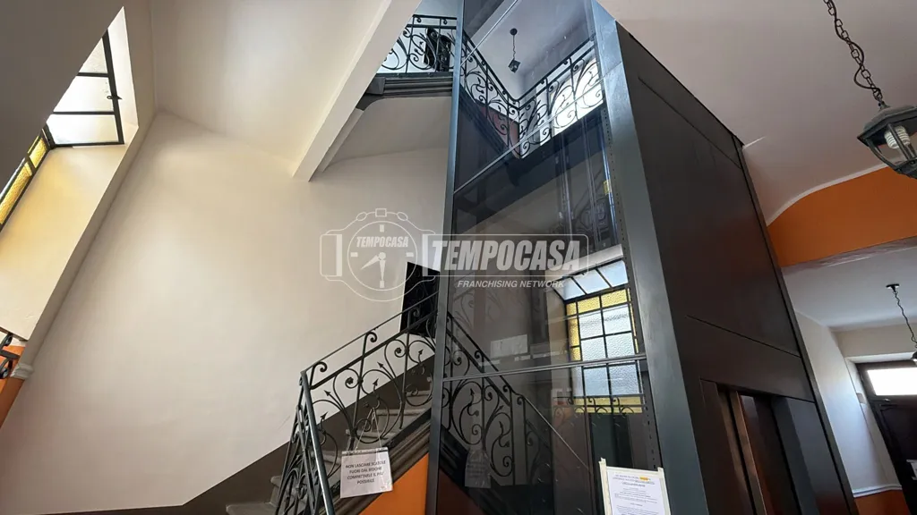 Stanze - Rear-Facing Mansard Flat with Balcony in Turin