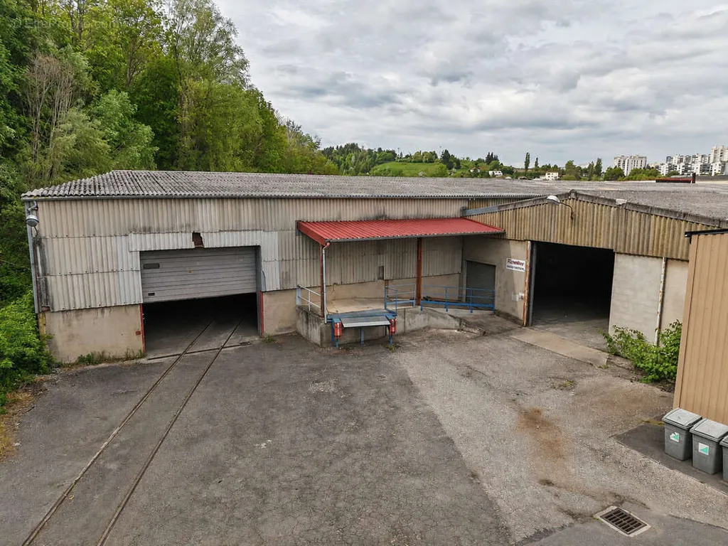 Garaaž - Warehouse with Loading Dock in La Chauvetière