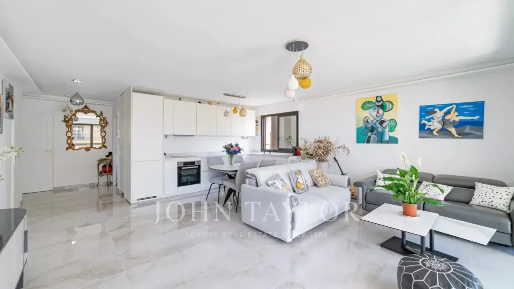 Séjour - Appartement Rénové avec Terrasse sur la Croisette à Cannes