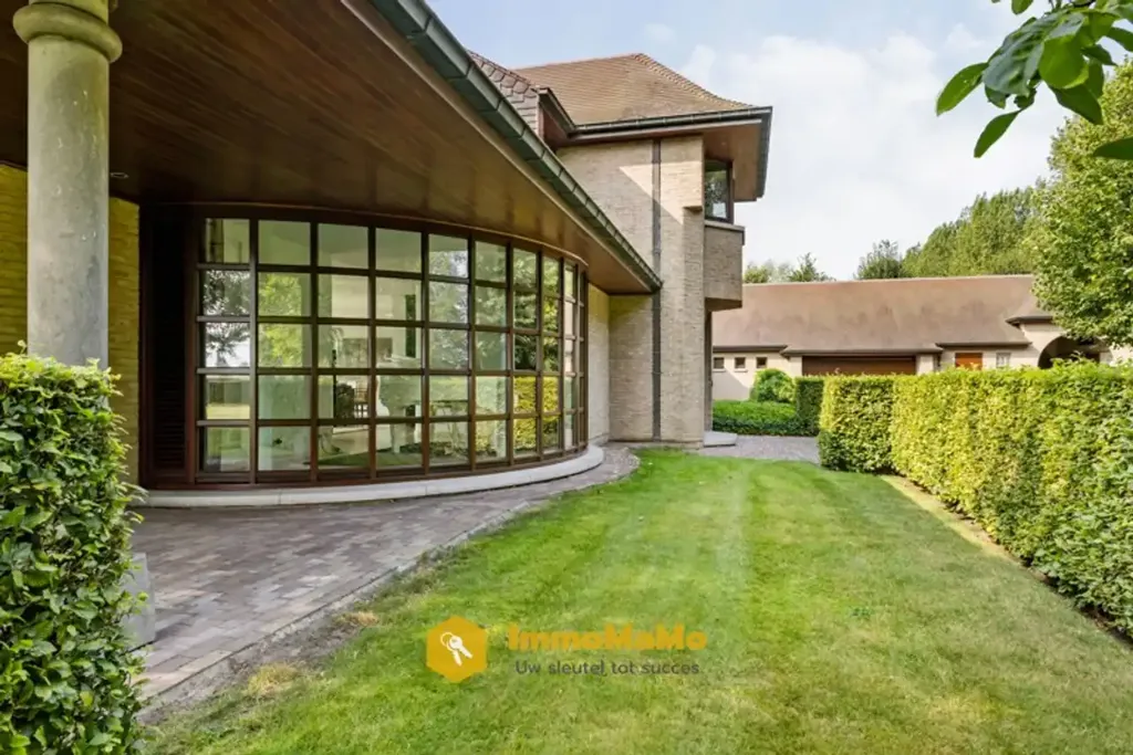 Extérieur - Villa avec Piscine Intérieure et Écuries à Mendonk