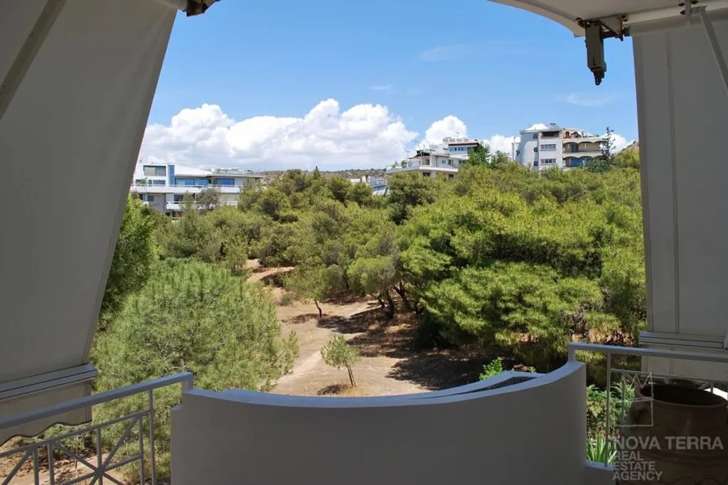 Balcon - Luxurious Apartment with Forest View in Vouliagmeni