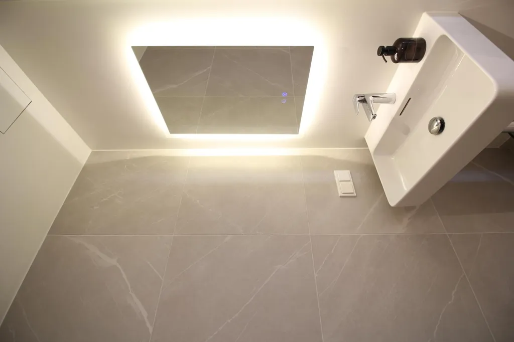 Salles de bain - Loft with High Ceilings in Volta Quarter
