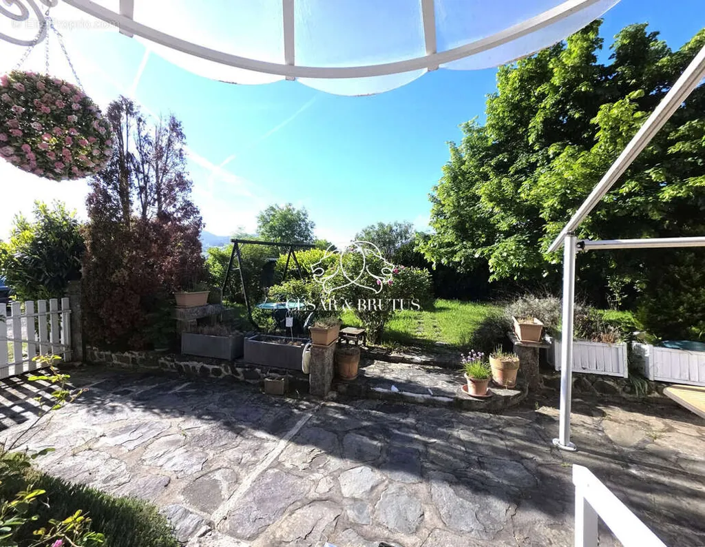 Terrasse - Maison en Pierre avec Jardin à Vorey