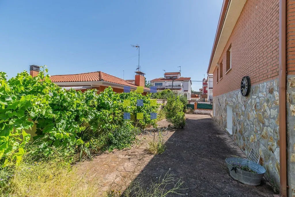 Garden - Chalet with Pool in Méntrida