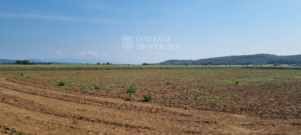 Aed - Historic Farmhouse with Renovation Potential in Serinyà