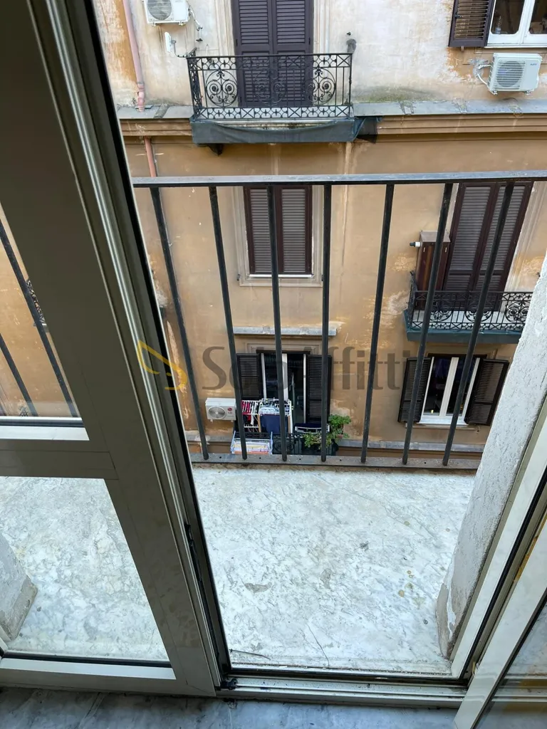 Balcon - Retrofitted 3-Bedroom Flat in Piazza Borsa, Naples