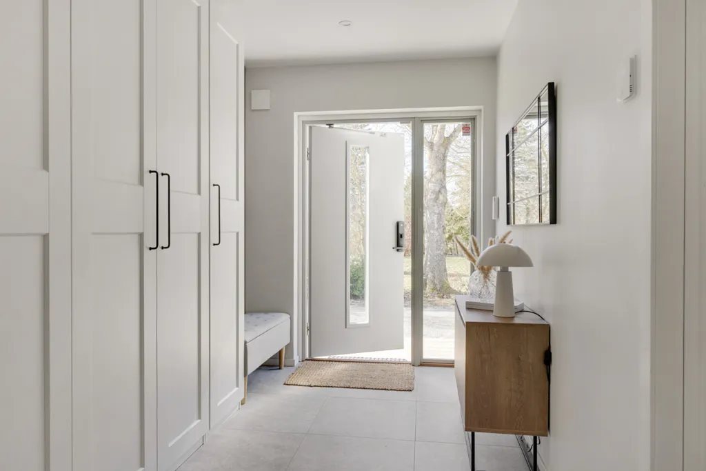 Entrée - Modern Villa with Generous Light in Vallby