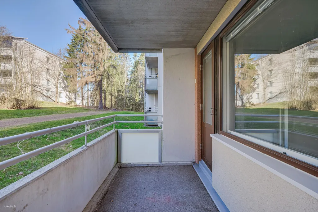 Balcon - 3-Bedroom Apartment with Balcony in Martinlaakso, Vantaa