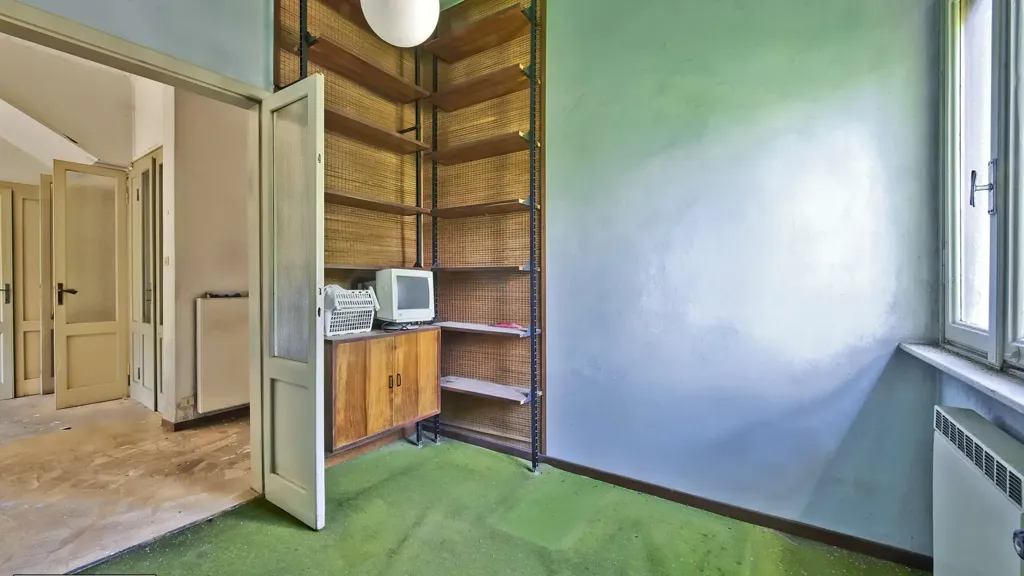 Bureau - Bifurcated Villa with Garden in Villa Guardia