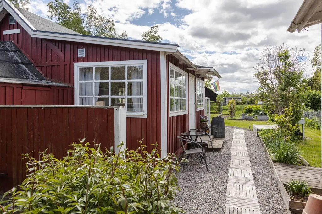 Aed - Cottage with Garden on Corner Plot in Allmänning
