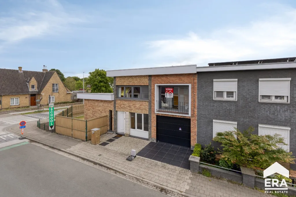 Extérieur - Maison Familiale avec Piscine Solaire à Proximité du Centre-Ville