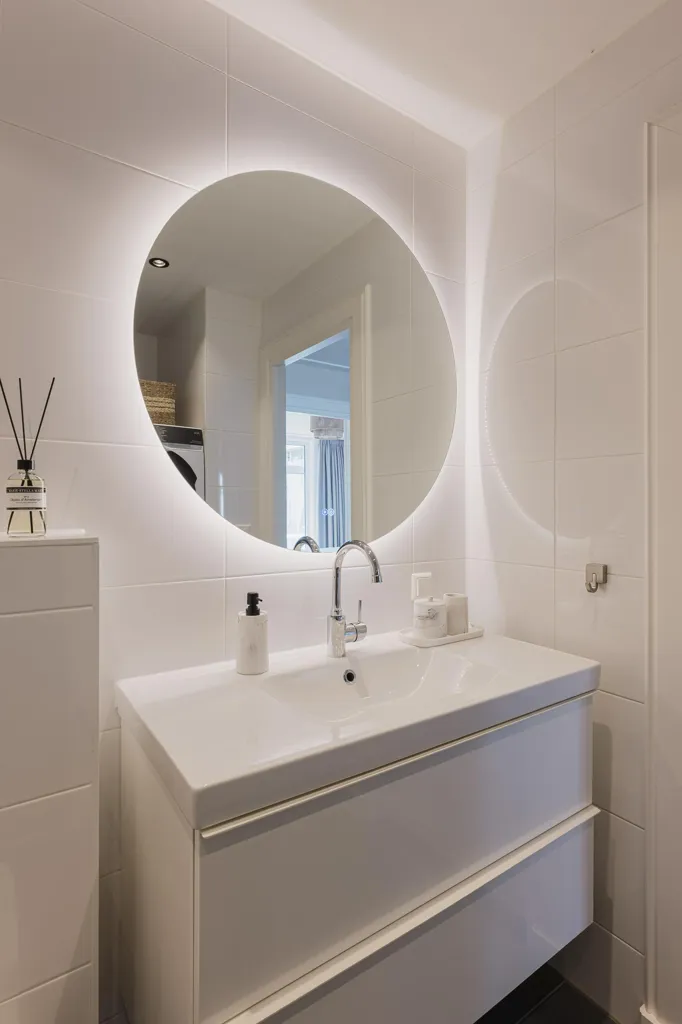 Salles de bain - Bright Apartment with Balcony in Amsterdam