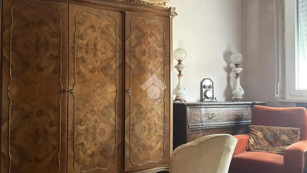 Elutuba - 4-Room Apartment with Balcony in Ferrara