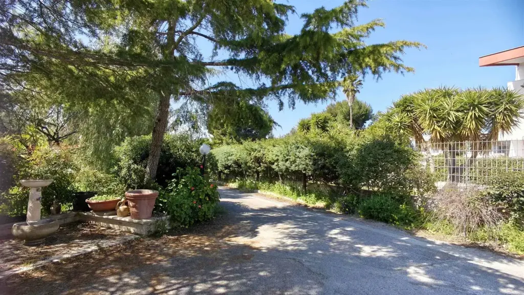 Välivaade - Four-Bedroom Apartment with Garden in Bari