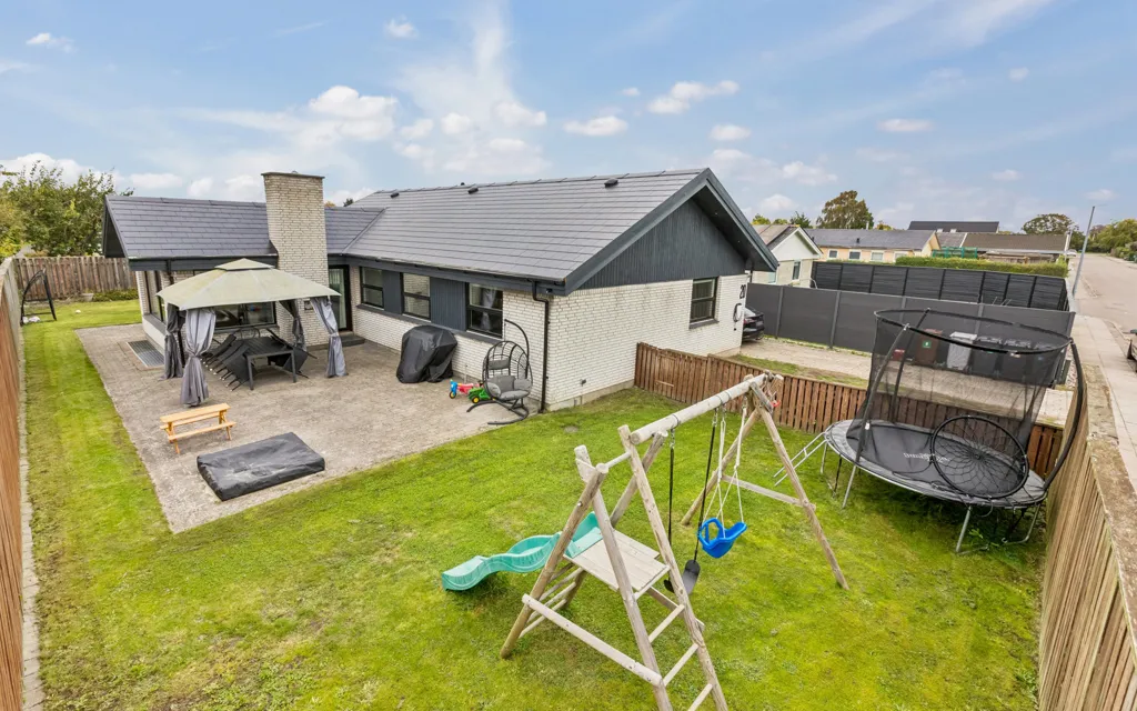 Aed - Modernised Villa with Garden on Vestamager