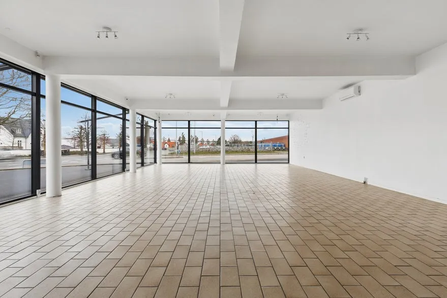 Pièces - Retail/Office with Visibility on Fynsvej