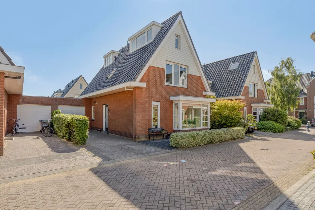 Välivaade - Spacious Villa with Solar Panels in Woubrugge