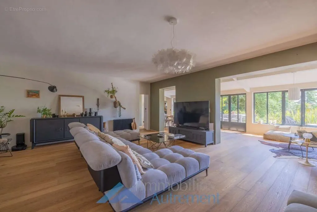Elutuba - Charming Property with Pool in Puyricard