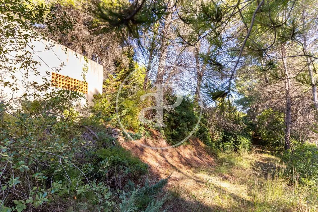 Jardin - Urban Plot with Elevated Views in Bellaterra