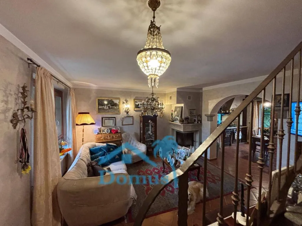 Séjour - Villa with Garden and Fireplace in Pinerolo
