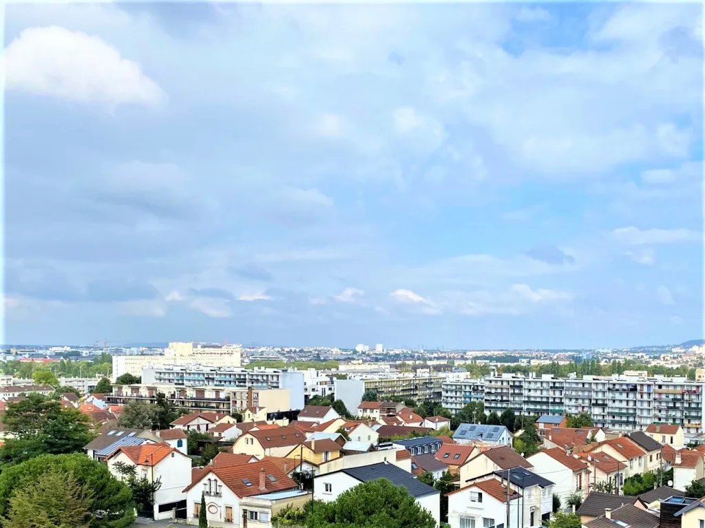 Balcon - Appartement Traversant avec Vue Dégagée à Colombes