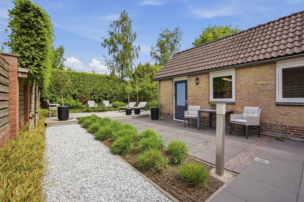 Jardin - Two-Storey House with Garden in Made